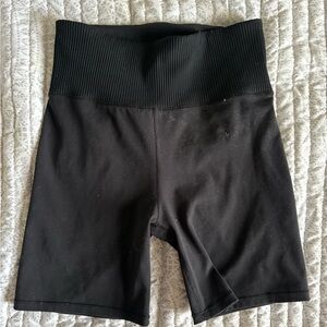 Ribbed Vuori Biker Shorts